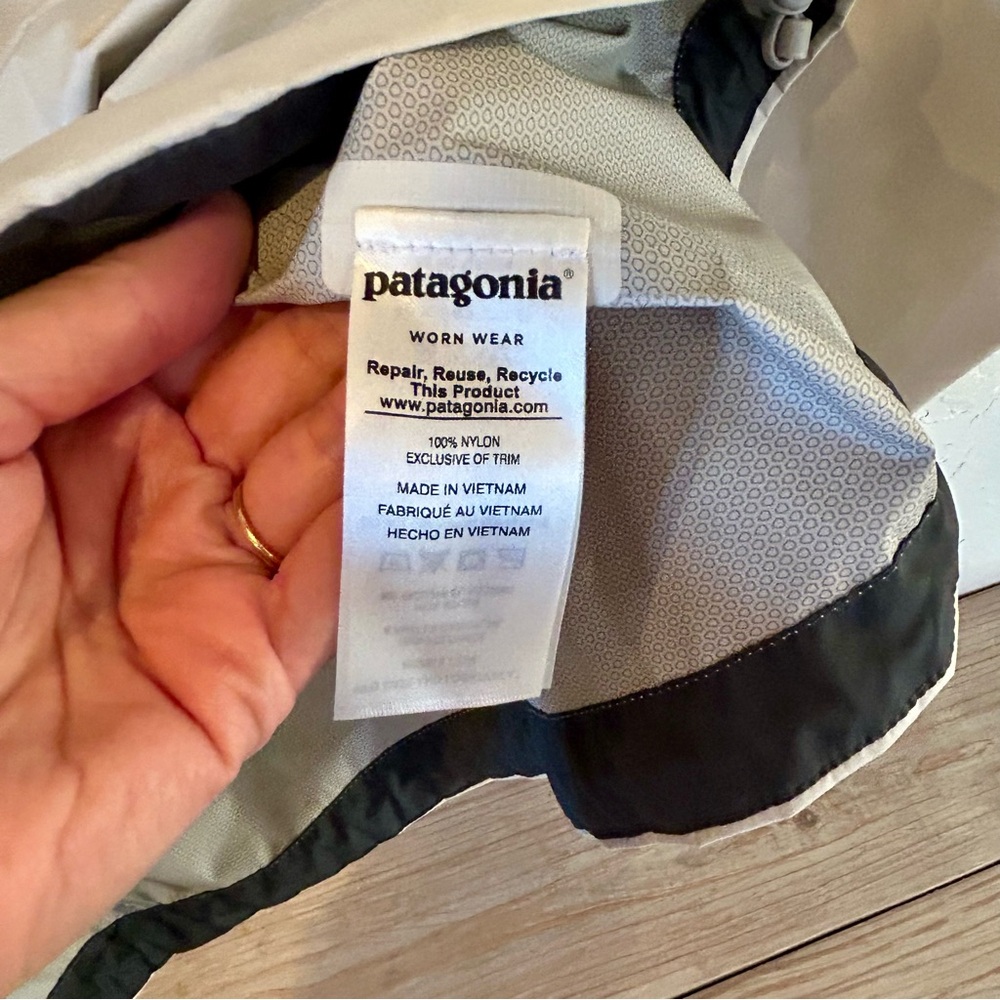 Patagonia Women's torrentshell rain jacket - Picture 9 of 12